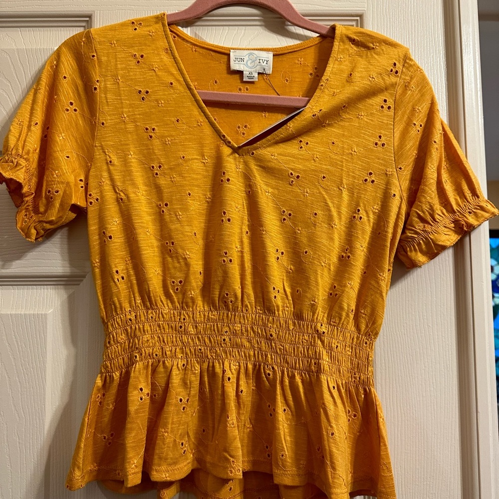 Francesca’s cute Yellow short sleeve shirt